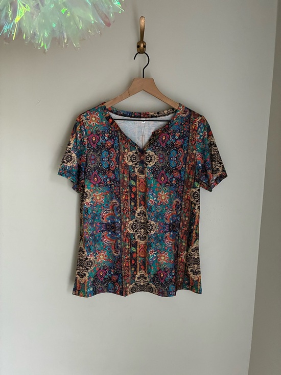 Tops - Colorful Bold V-Neck T-shirt Top Size Medium